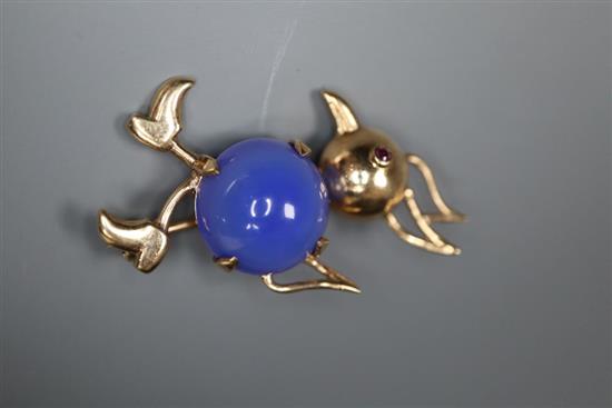 A 1960s 9ct gold and cabochon blue chalcedony? set novelty bird brooch, 34mm, gross 5.2 grams.